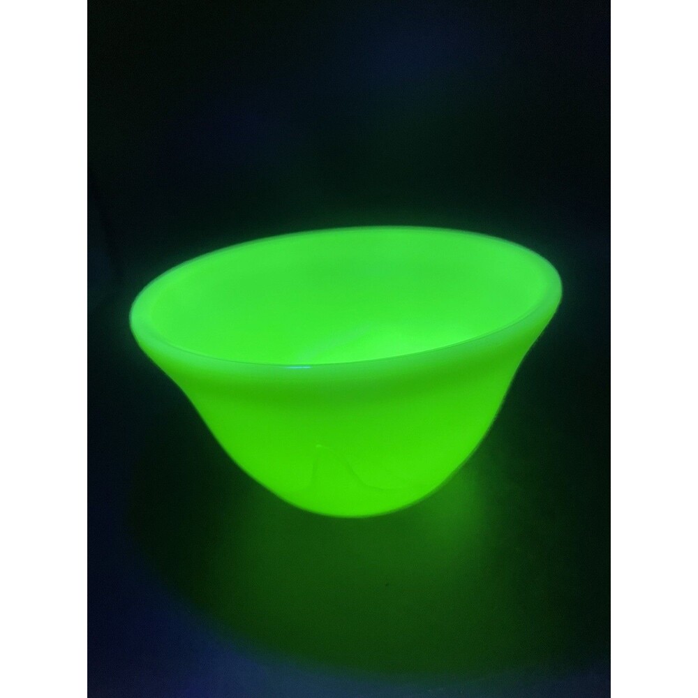 Vintage McKee Jadite Uranium Glass 4 Cup Mixing Bowl MCK UV Reactive 7”